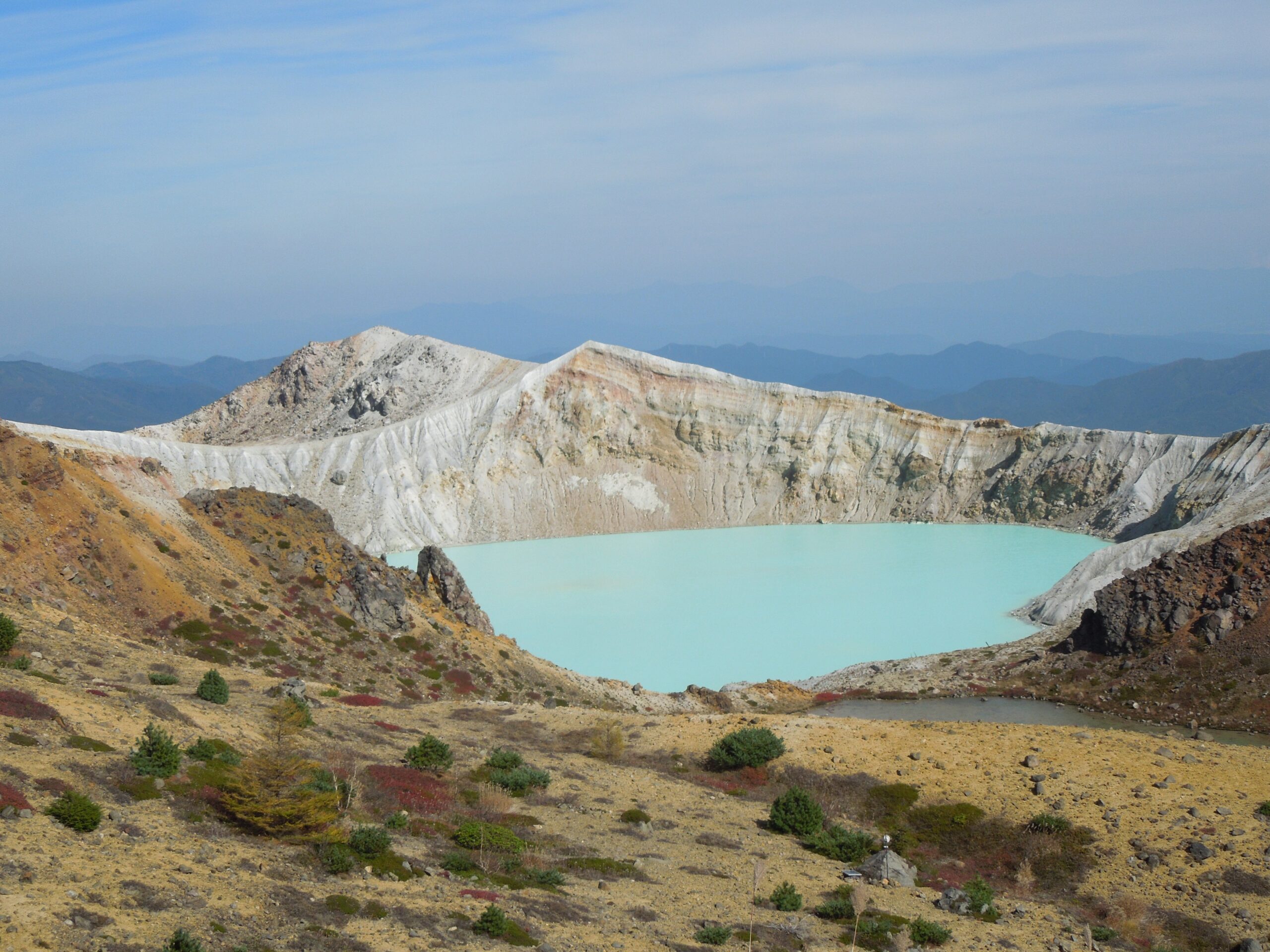 草津白根山の湯釜
